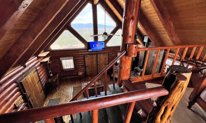 Valentine Cabin | Cozy cabin with 1 bedroom and WiFi, AC in delightful Kingman