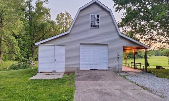 Texico Cabin | Cozy cabin with 1 bedroom and WiFi, AC in enjoyable Opdyke