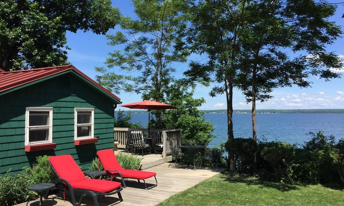 Town of Torrey House | Cozy Cabin With 165 Ft Beach and wood-fired hot tub! Center of FLX wine country!