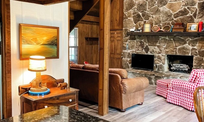 McMinnville Cabin | Cozy cabin with beautiful sunsets. Less than hour to 5 state parks. King Bed.