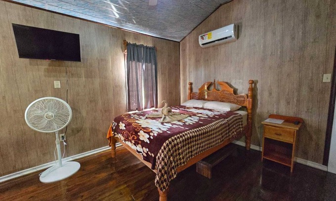 Hopkins Cabin | Cozy cabin with 1 bedroom and AC, WiFi in charming Hopkins