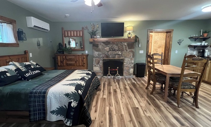 Branson Cabin | Cozy cabin with fireplace Lake Taneycomo Dock Fishing!