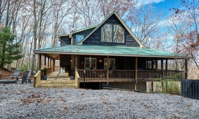 Morganton Cabin | Cozy Cabin with Hot Tub in Blue Ridge Mountains