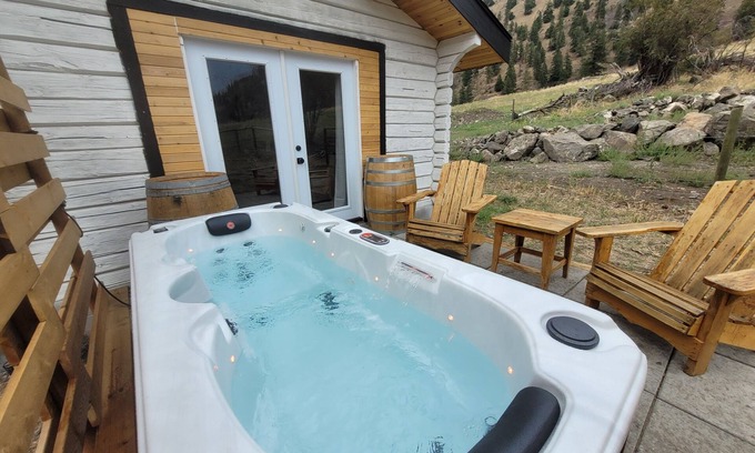 Okanagan-Similkameen House | Cozy Cabin with Hot Tub Hideaway: Wildlife Sanctuary!