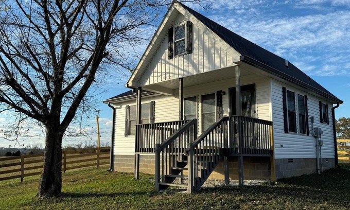 Hardyville Cabin | Cozy cabin with loft in midst of farmland WiFi, AC, washer-dryer