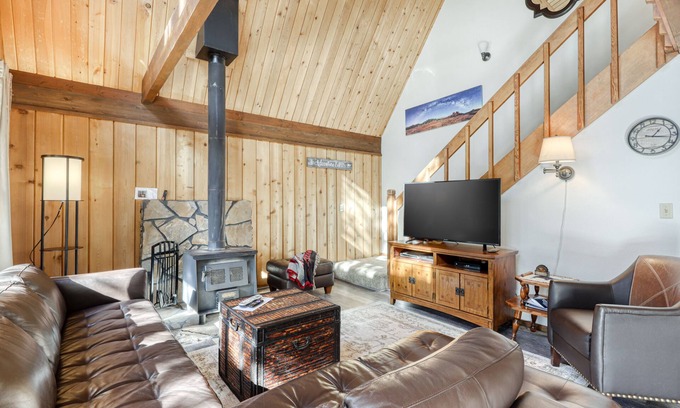 Overlook Park Cabin | Cozy cabin with three decks, EV charger, & SHARC Passes - dog-friendly