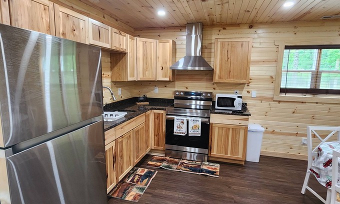 Wisconsin Dells Cottage | Cozy Cabin with a Hot Tub!