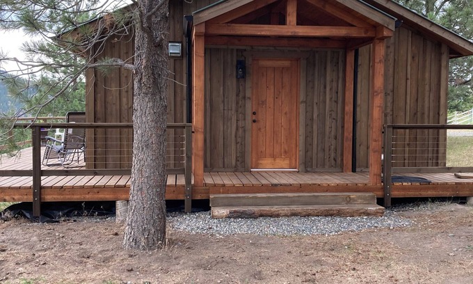 Merritt Cabin | Cozy cabin with WiFi and AC in charming Merritt