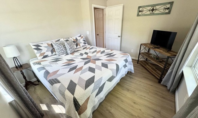Auburn House | Cozy Camelia A - Comfortable Economy Stay