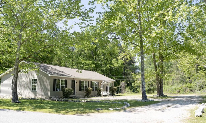 Auburn House | Cozy Camelia B - Quiet Stay in West Auburn