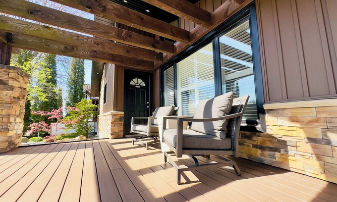 Turkey Point House | Cozy Canal Retreat. Sleeps 12!