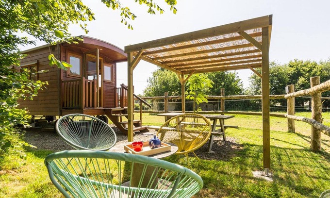 La Chapelle-Cecelin Apartment | Cozy caravan in nature with wifi and close to horses