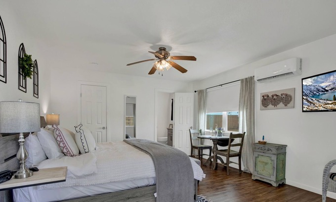 Stonewall House | Cozy Casita! In Texas Famous 290 Winery Corridor!