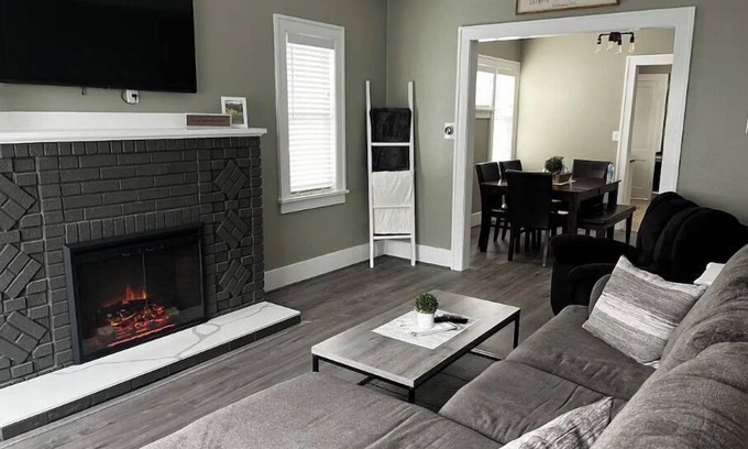 Sioux Falls House | Cozy Cathedral View- Main