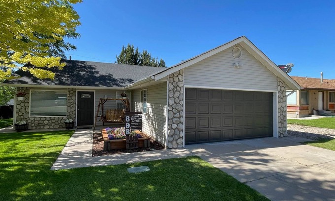Cedar City House | ★Cozy Cedar Cottage★3/2 ★ Fenced yard ★ Playset★SPA
