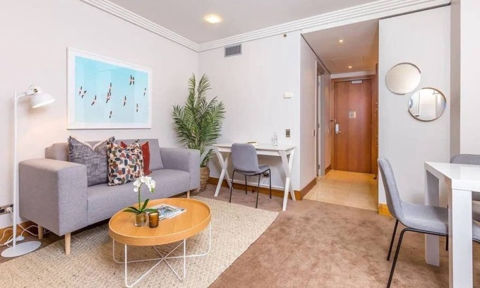 Auckland Central Business District Apartment | Cozy Central Apt. w/ Pool & Gym by Zodiak Stays