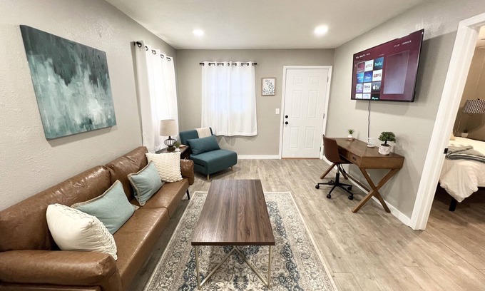Wichita House | ⭐️Cozy Central Stay - Near Airport - Sleeps 2