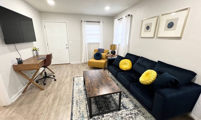 Wichita House | ⭐️Cozy Central Stay - Near Airport - Sleeps 2