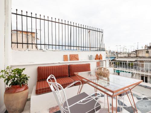 Platia Viktorias Apartment | Cozy, central studio with expansive balcony