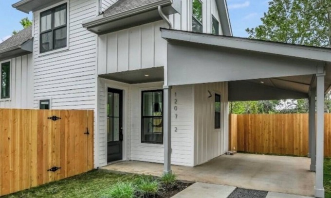 South Manchaca House | Cozy centrally located 2-bedroom house in Austin
