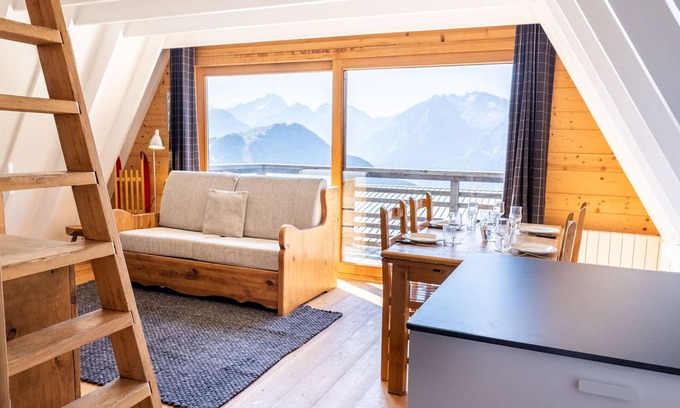 Viel-Alpe Ski Chalet | Cozy chalet in Huez with terrace and WiFi