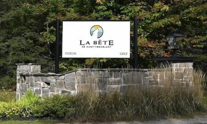 Mont-Tremblant Apartment | Cozy Chalet on the 9th Hole La Bête Pool Golf