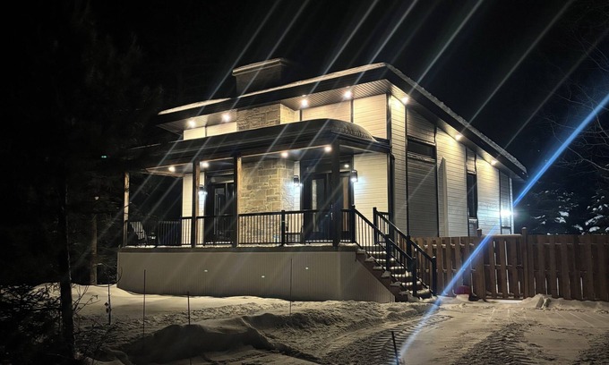 Chertsey Ski Chalet | Cozy Chalet w/Spa