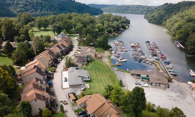 Cheat Lake House | Cozy Cheat Lake Townhome 10 min from Morgantown