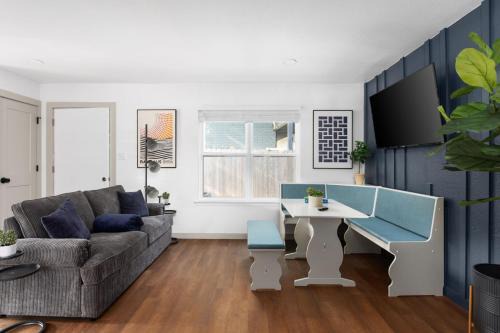 South Lamar Apartment | Cozy-Chic 2BR Patio Ideal for Groups