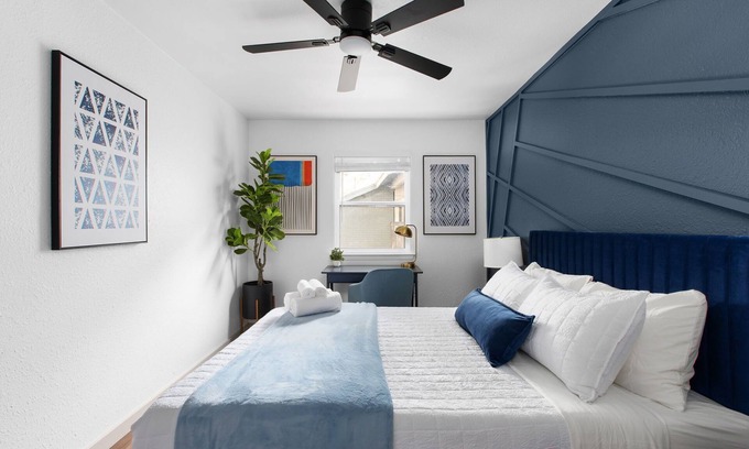 South Lamar House | Cozy-Chic 2BR Patio Ideal for Groups