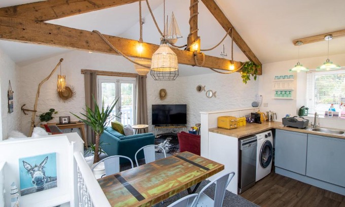 Babbacombe House | Cozy, Chic, Dairy Cottage near to Beach & Shops- Parking