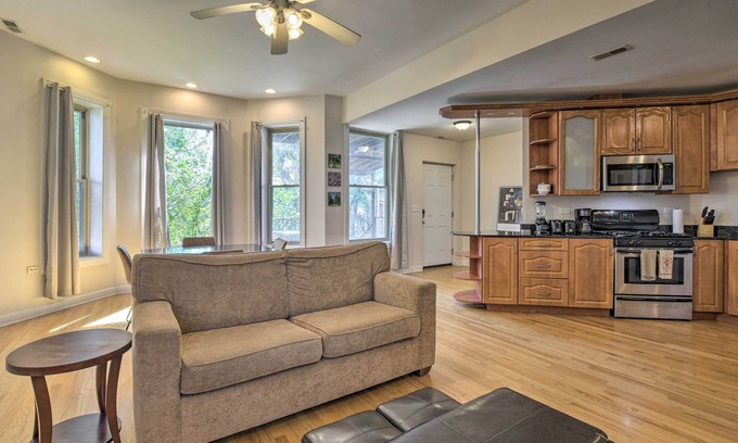 Woodlawn Condo | Cozy Chicago Condo: Close to Parks & Downtown