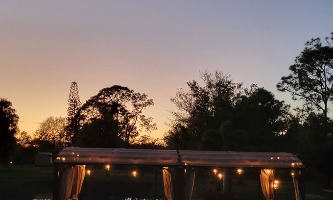 Buckingham House | Cozy city-country home 45 minutes from Sanibel Island! 10 Minutes from Downtown.