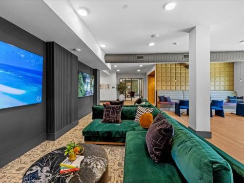 Scofield Farms Apartment | Cozy Cityscape w Pool, BBQ, Lounge, Gym & Parking