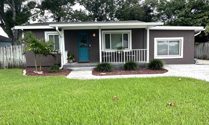 Pinellas Park House | COZY CLASSIC AND MODERN HOME-BBQ NEAR BEACH/SHOPS/RESTAURANTS/MARINA/RECREATION!