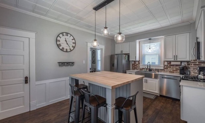 St. Charles House | Cozy & Classic in St. Charles, 5 Mins. to Main St!