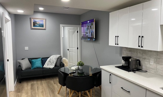 Southwest Edmonton House | Cozy & Classy Private Basement Suite|Netflix &Free Parking|Close to WEM| Airport