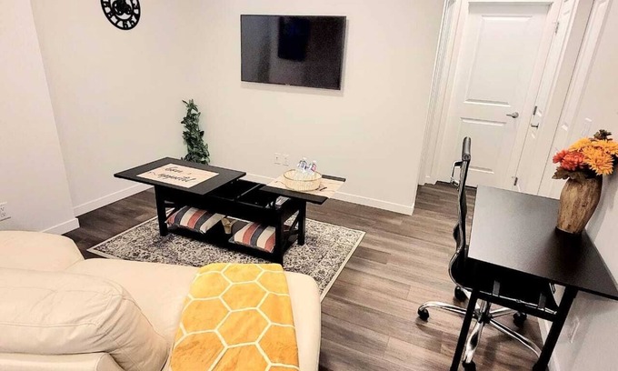 Southeast Calgary House | Cozy & Clean 2Bedrms (2 Queen Beds) + Free Street Parking