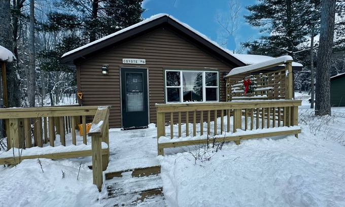 Au Train Cabin | Cozy, clean cabin! Snowmobile, Ice fishing, ice climb, Eben Ice caves! Parking