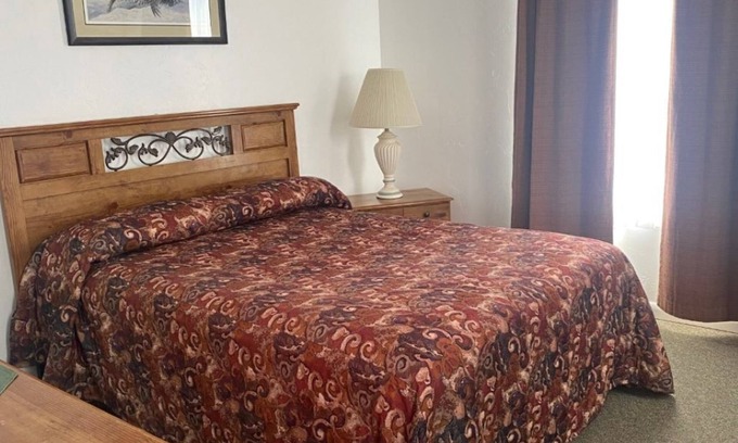 Glendo Hotel | Cozy & Clean Queen Room