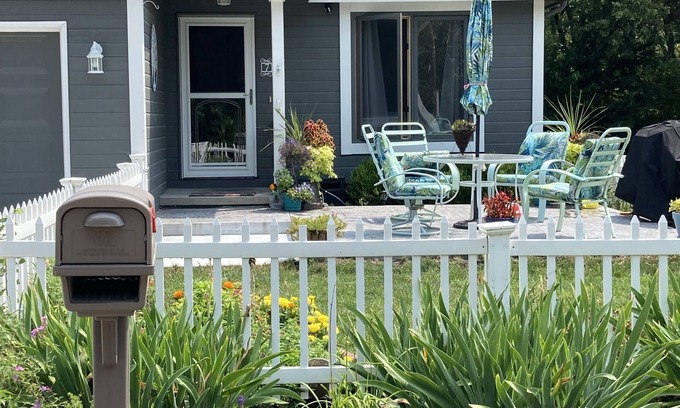 Council Bluffs House | Cozy, Clean & Quiet. Home in the Hills. Close to DT Omaha; Market; Zoo; Gardens