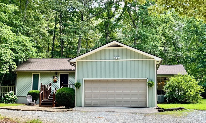 Clarkesville House | Cozy, clean, spacious in town cottage