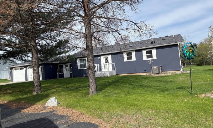 Decorah House | Cozy Clubhouse - with Scenic golf course views.