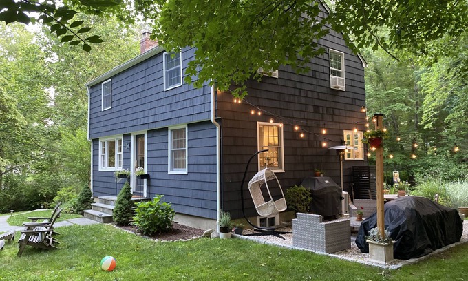 Darien House | Cozy Coastal Retreat w/Detached Office Near NYC