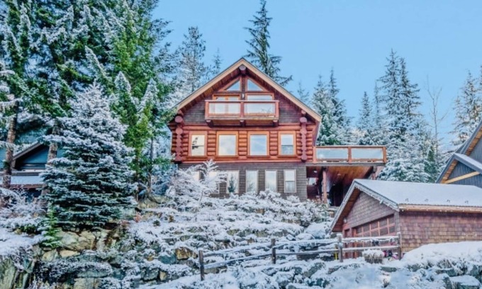 Whistler Cay Estates House | Cozy & colourful Whistler log cabin 5 minutes to village and ski hill