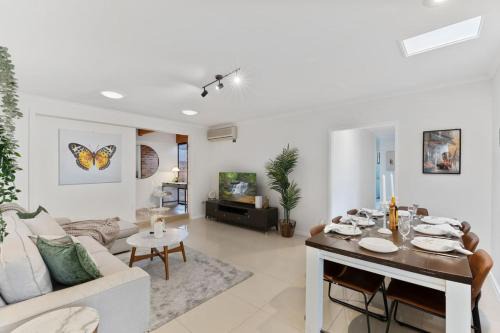 Robertson House | Cozy Comfort 4BR near Malls and Transport