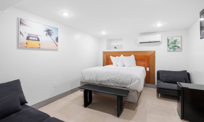 West Philadelphia Apartment | Cozy Comfortable and Quiet Queen Suite
