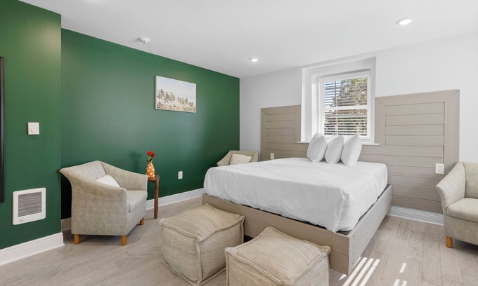 West Philadelphia Apartment | Cozy Comfortable and Quiet Queen Suite
