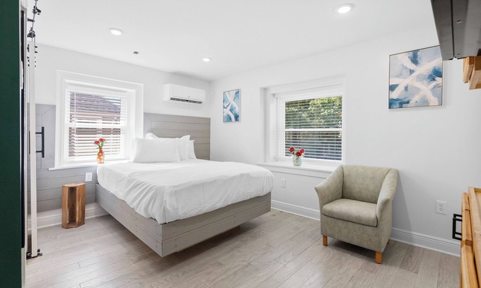 West Philadelphia Apartment | Cozy Comfortable and Quiet Queen Suite