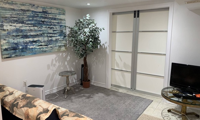 Earlscourt Apartment | cozy comfortable basement apartment